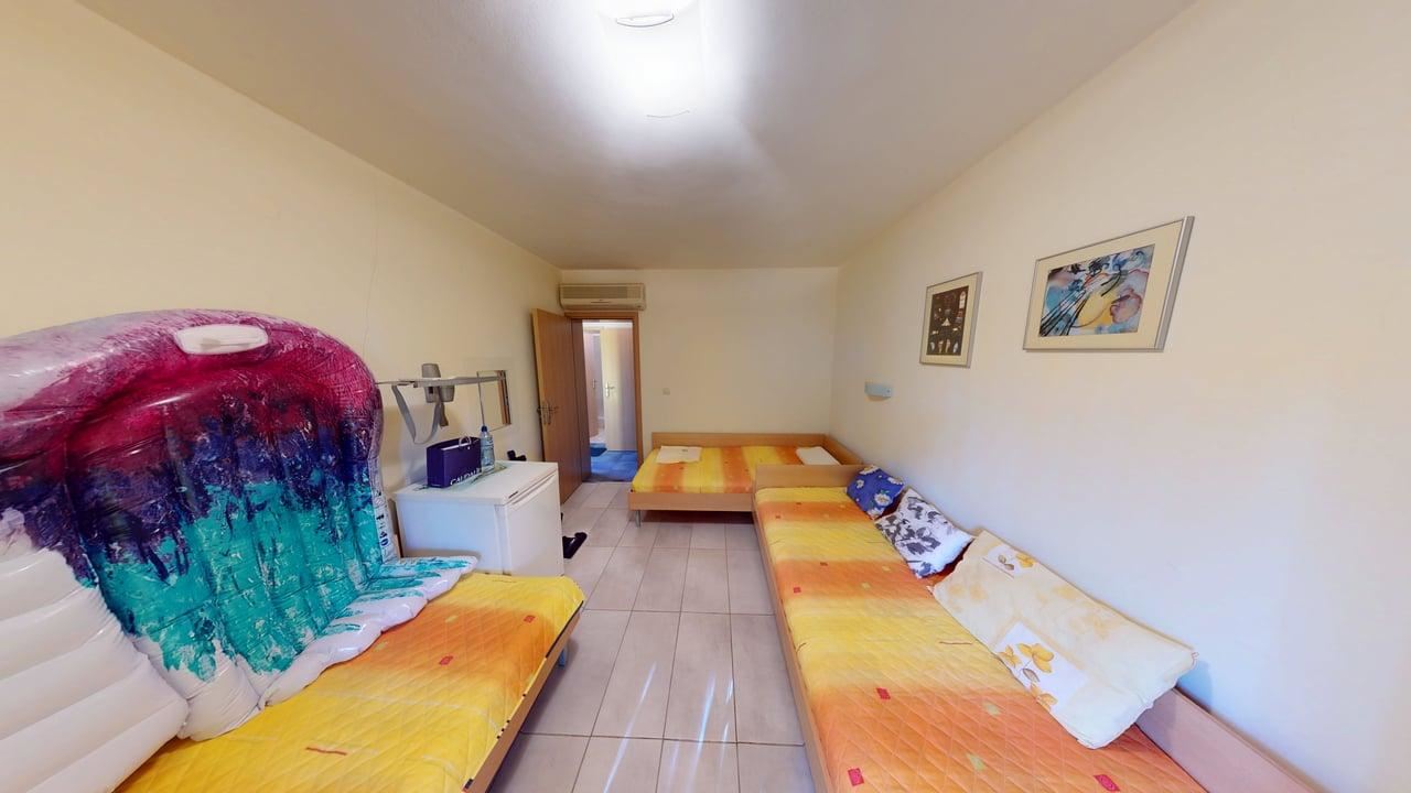 Панорамный четырёхэтажный дом с 8 спальнями и видом на море в к.к. Солнечный Берег – без таксы за обслуживание