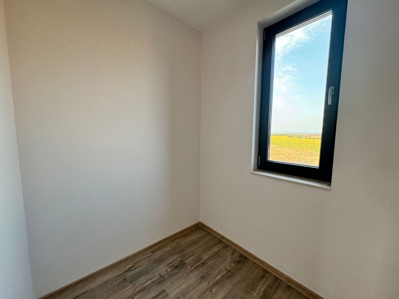 Современный двухэтажный дом с двором в роскошном комплексе между Поморие и Сарафово – стиль, пространство и природа