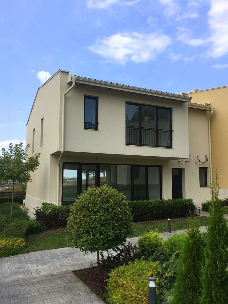 Двухэтажный новый дом в исключительном месте на первой линии моря