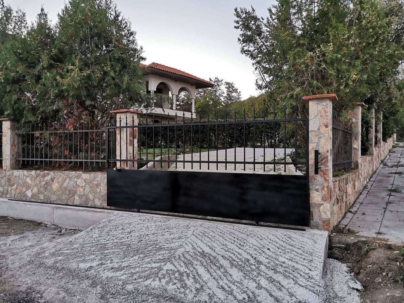 Двухэтажный отдельный дом в селе Горица – полностью обновлённый дом с двором и прекрасной верандой