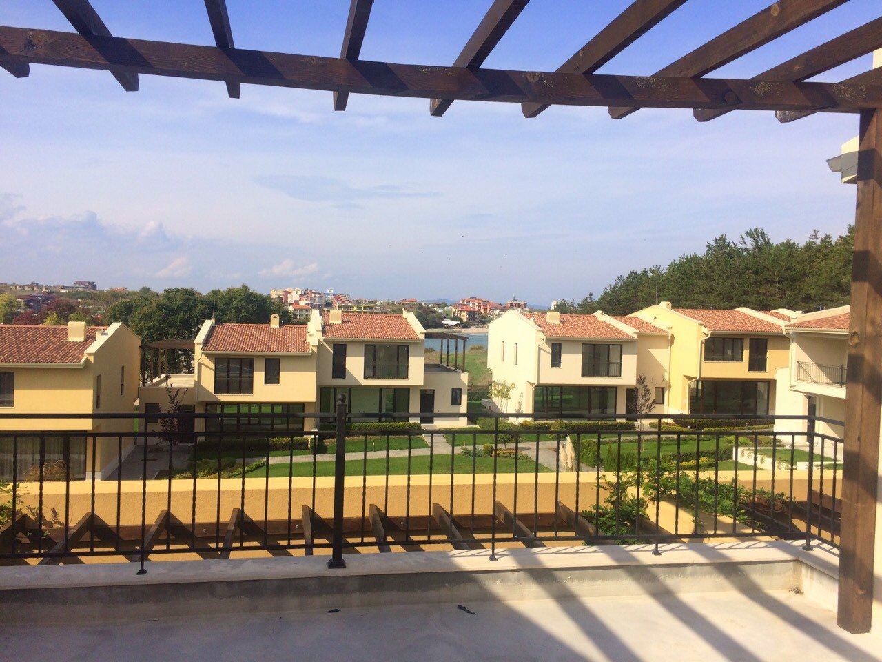 Двухэтажный новый дом в исключительном месте на первой линии моря