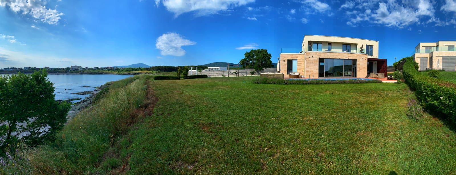 Уютный дом с бассейном на первой линии