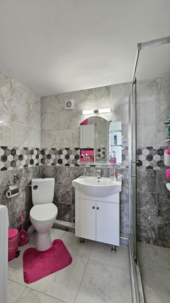 Исключительный одноэтажный дом с просторным двором в спокойной деревне Кошарица