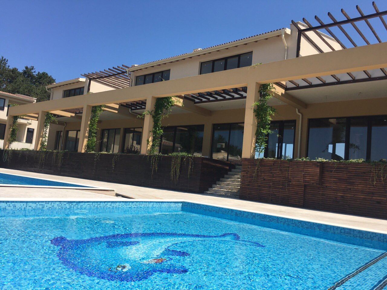 Двухэтажный новый дом в исключительном месте на первой линии моря