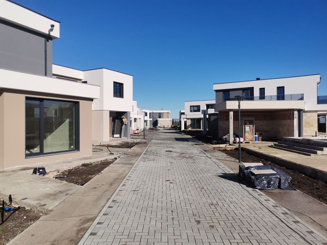 Современный двухэтажный дом в закрытом комплексе между Поморие и Сарафово – уют, безопасность и круглогодичный комфорт