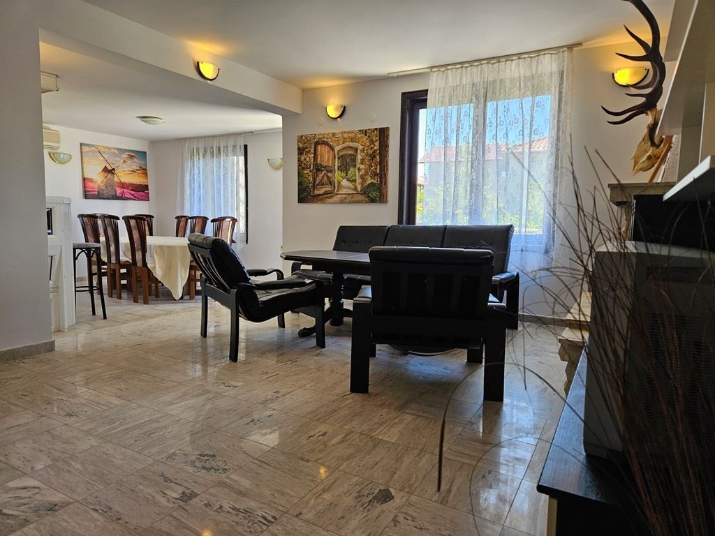 Просторный индивидуальный дом с панорамным видом в Кошарице