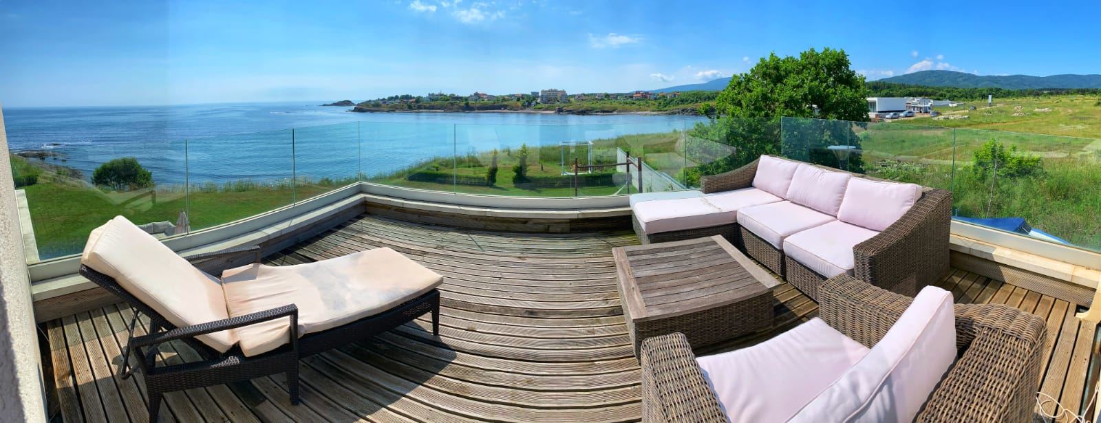 Уютный дом с бассейном на первой линии