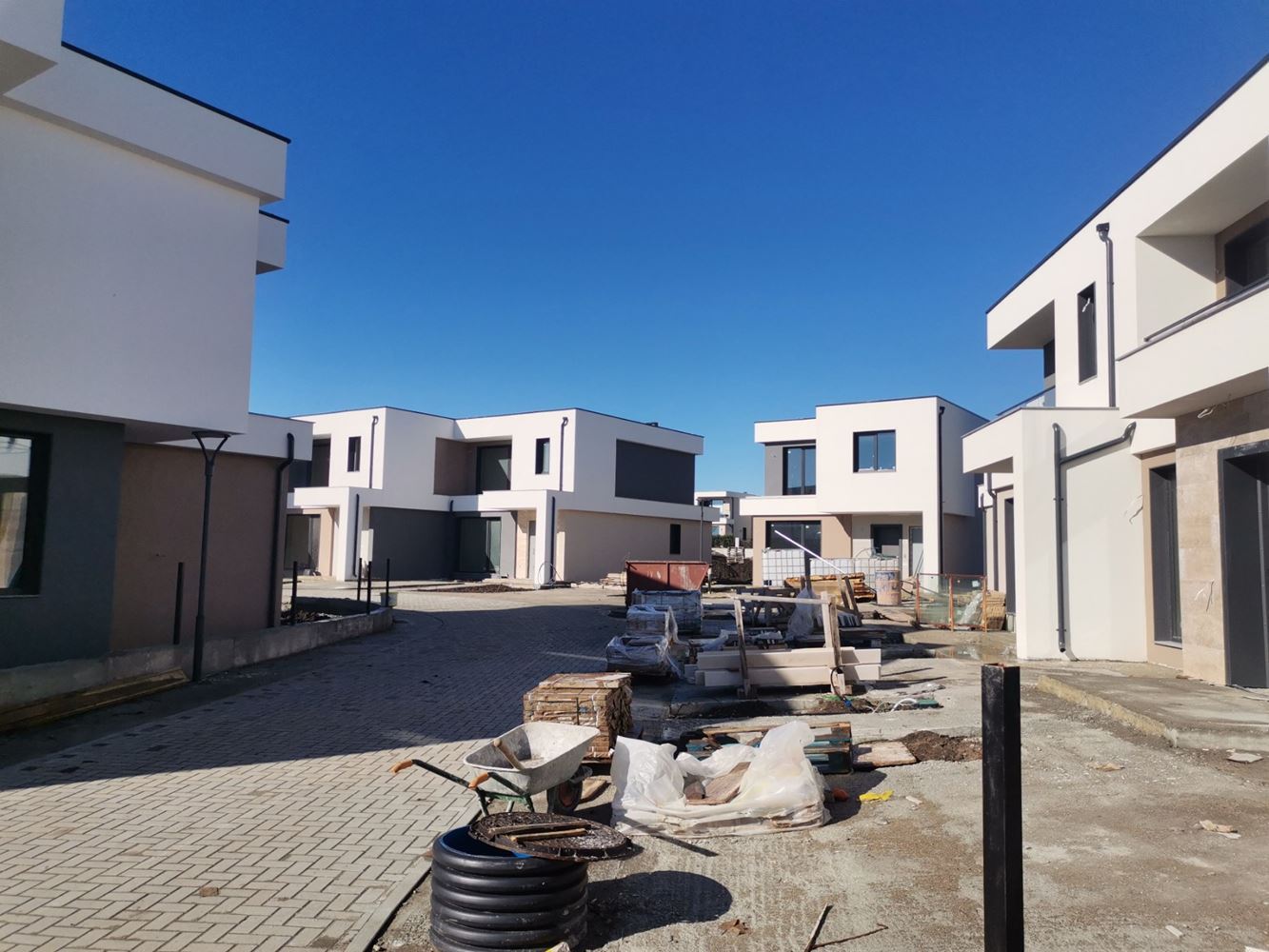 Современный двухэтажный дом в закрытом комплексе между Поморие и Сарафово – уют, безопасность и круглогодичный комфорт