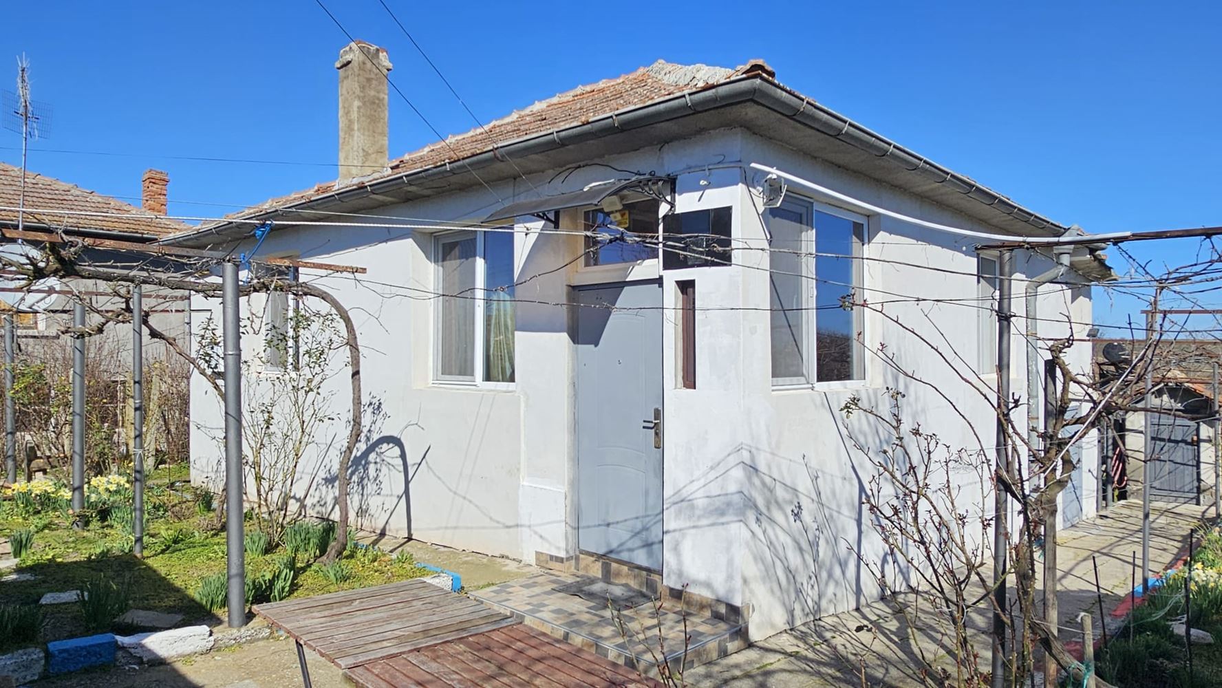  Прекрасный одноэтажный дом с бассейном и просторным двором в селе Дюлево