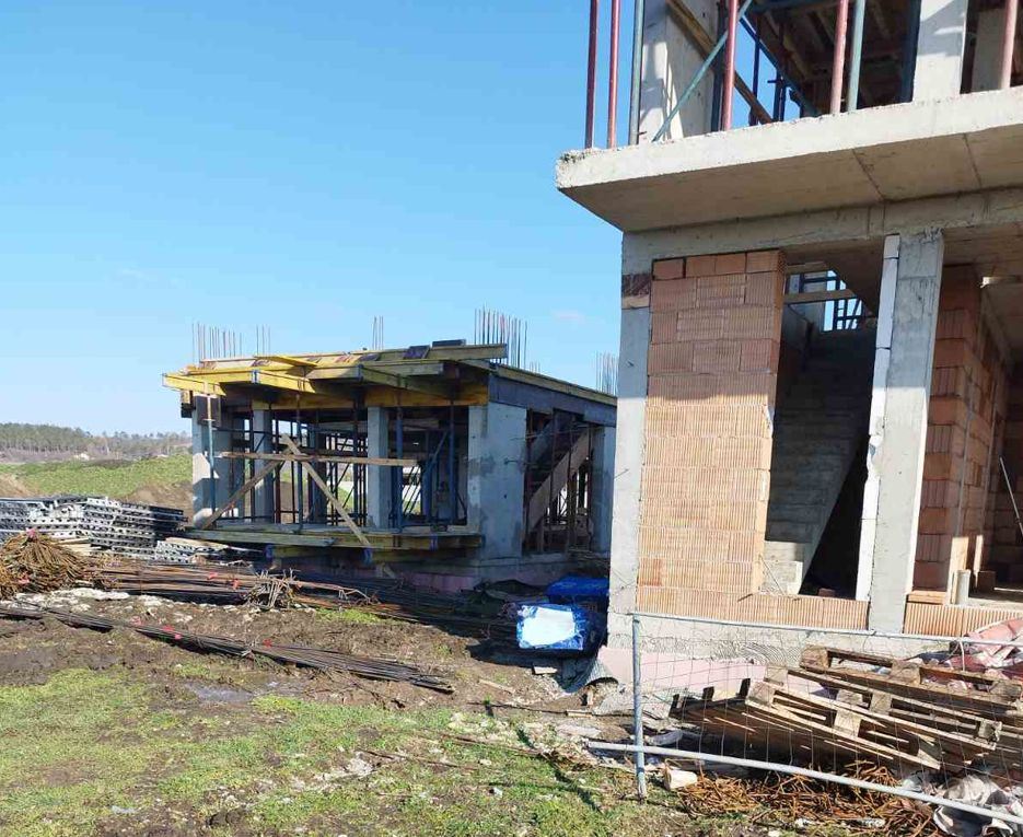 Современный дом с пятью комнатами и двором 400 м², тремя спальнями и без обслуживания в Ветрене, Бургас