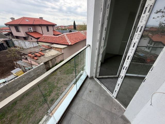 Трёхэтажный  дом в Банево – современное строительство, двор и два парковочных места