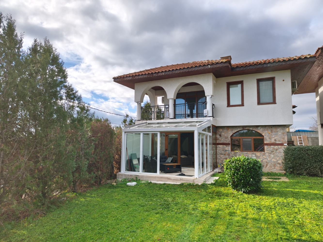 Двухэтажный отдельный дом в селе Горица – полностью обновлённый дом с двором и прекрасной верандой