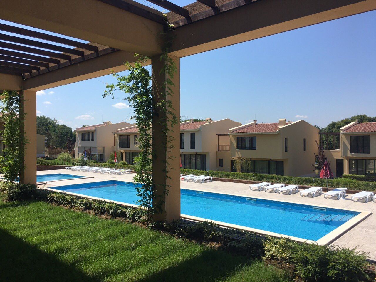 Двухэтажный новый дом в исключительном месте на первой линии моря