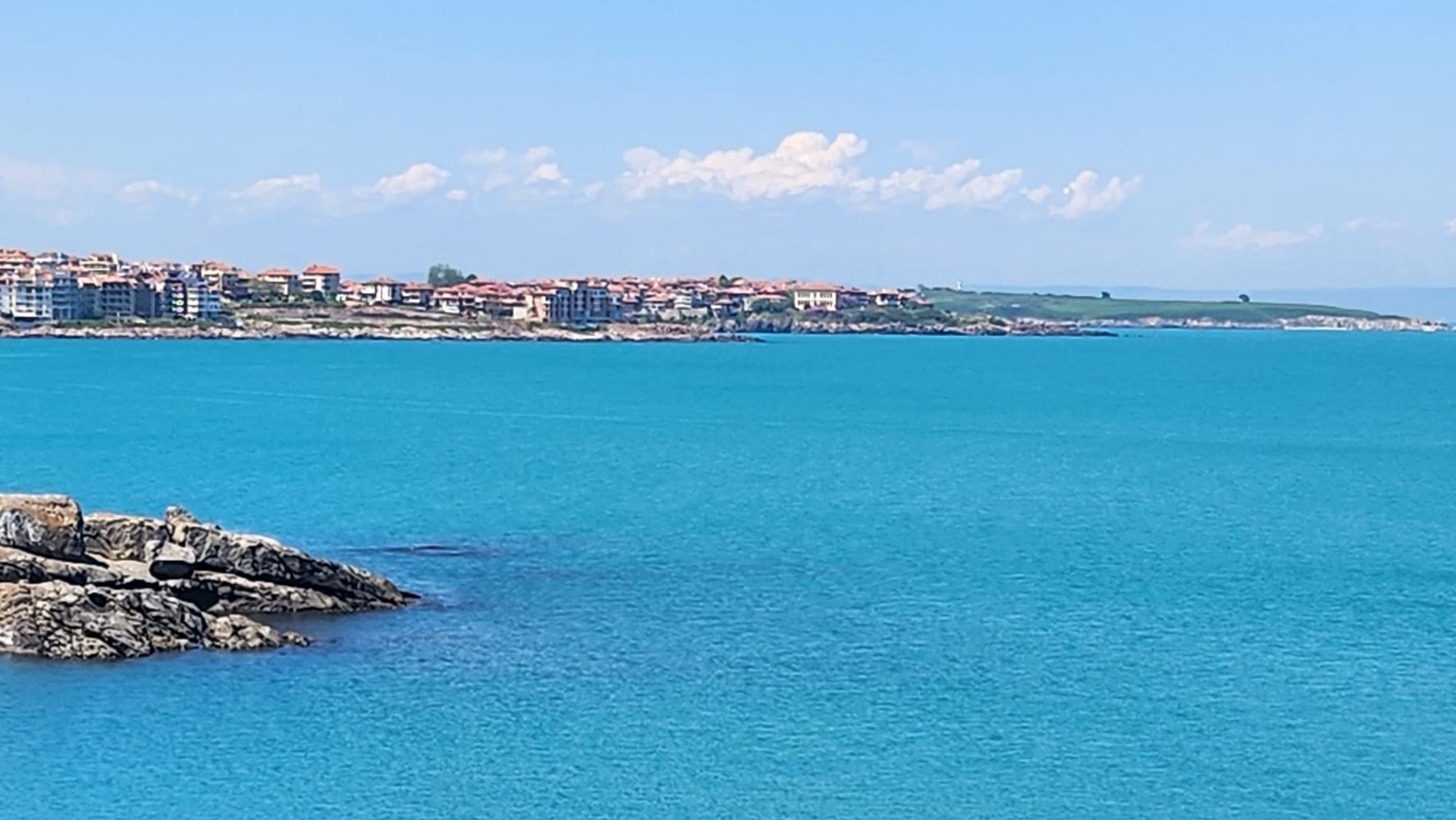Прекрасный трёхэтажный дом на первой линии моря в Созополе с панорамным видом на Райский залив