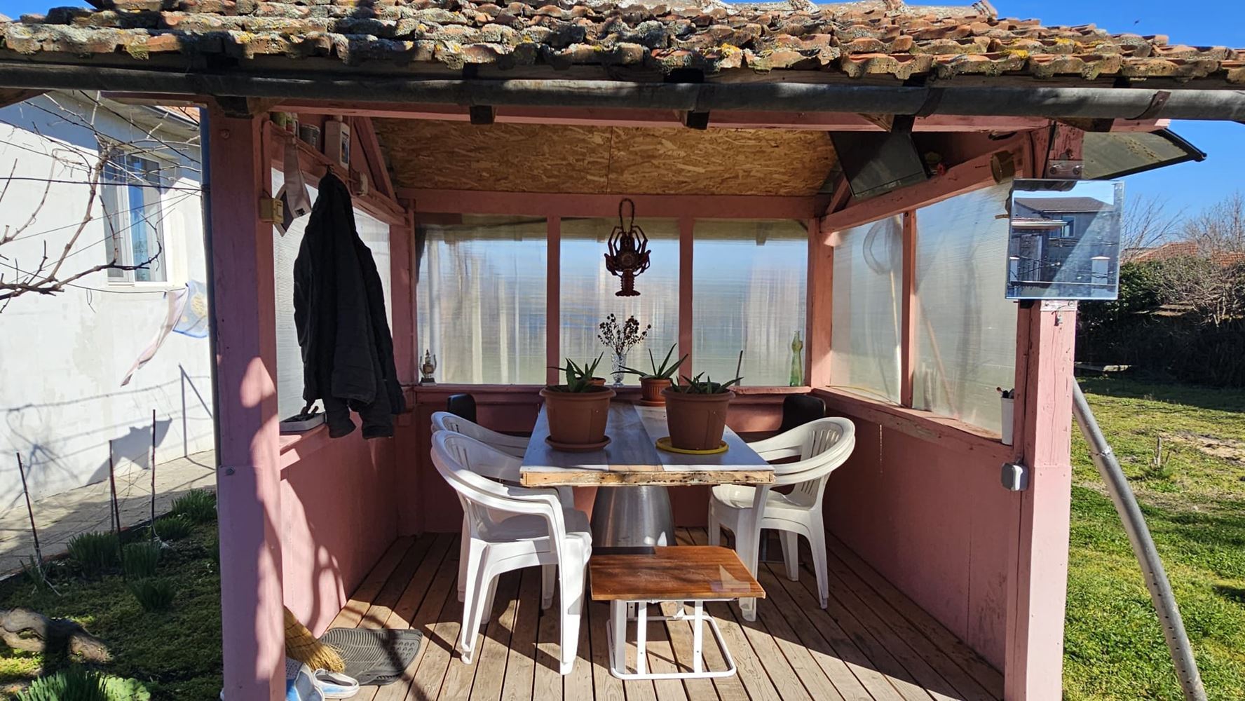  Прекрасный одноэтажный дом с бассейном и просторным двором в селе Дюлево