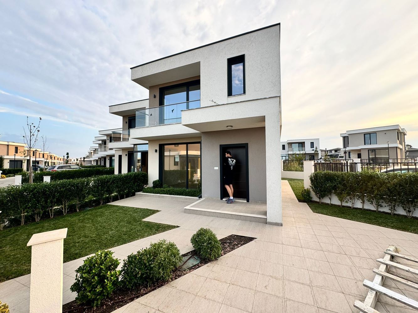 Современный двухэтажный дом с двором в роскошном комплексе между Поморие и Сарафово – стиль, пространство и природа