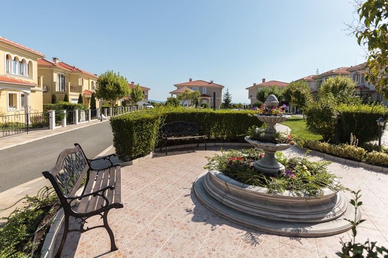 Исключительный двухэтажный дом с тремя спальнями и просторным двором в элитном охраняемом комплексе между Сарафово и Поморие