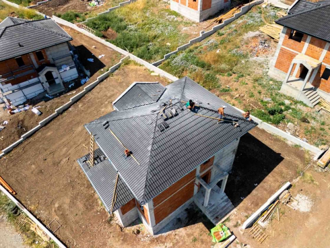 Новый однофамильный дом с собственным двором, парковочным местом и без платы за обслуживание в селе Черни-Врых
