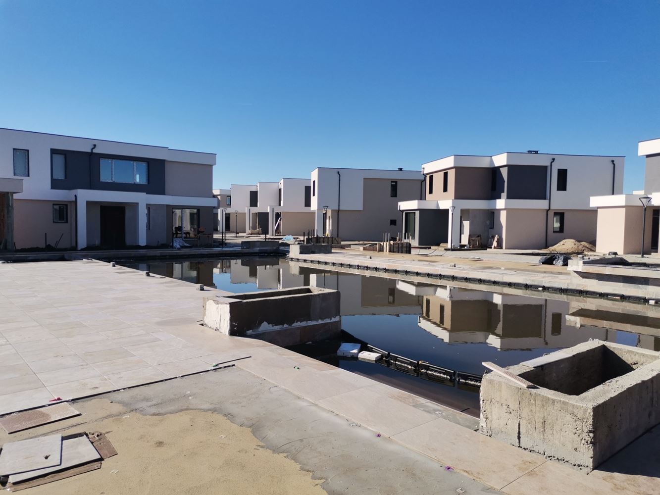 Современный двухэтажный дом в закрытом комплексе между Поморие и Сарафово – уют, безопасность и круглогодичный комфорт