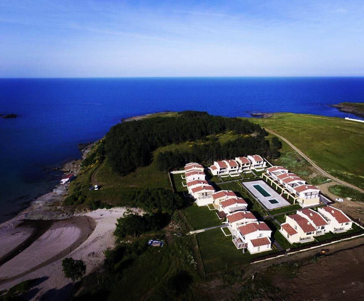 Двухэтажный новый дом в исключительном месте на первой линии моря