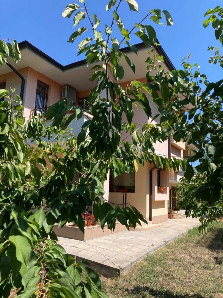 Просторный трехэтажный индивидуальный дом в центре Равды – комфорт, престиж и полная самостоятельность