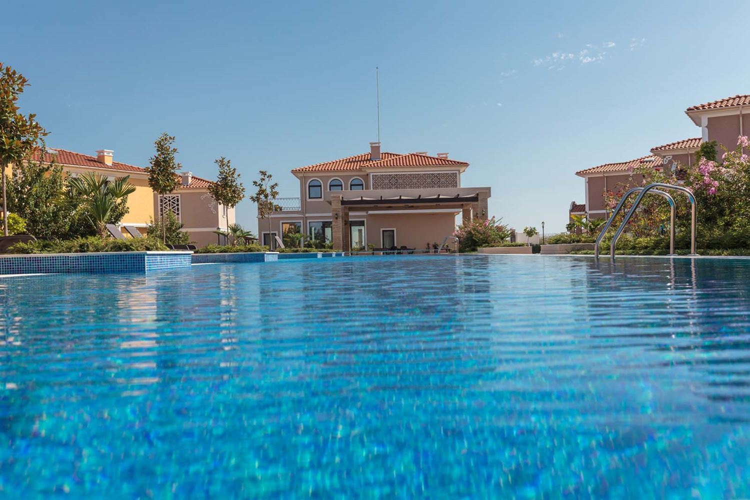 Исключительный двухэтажный дом с тремя спальнями и просторным двором в элитном охраняемом комплексе между Сарафово и Поморие