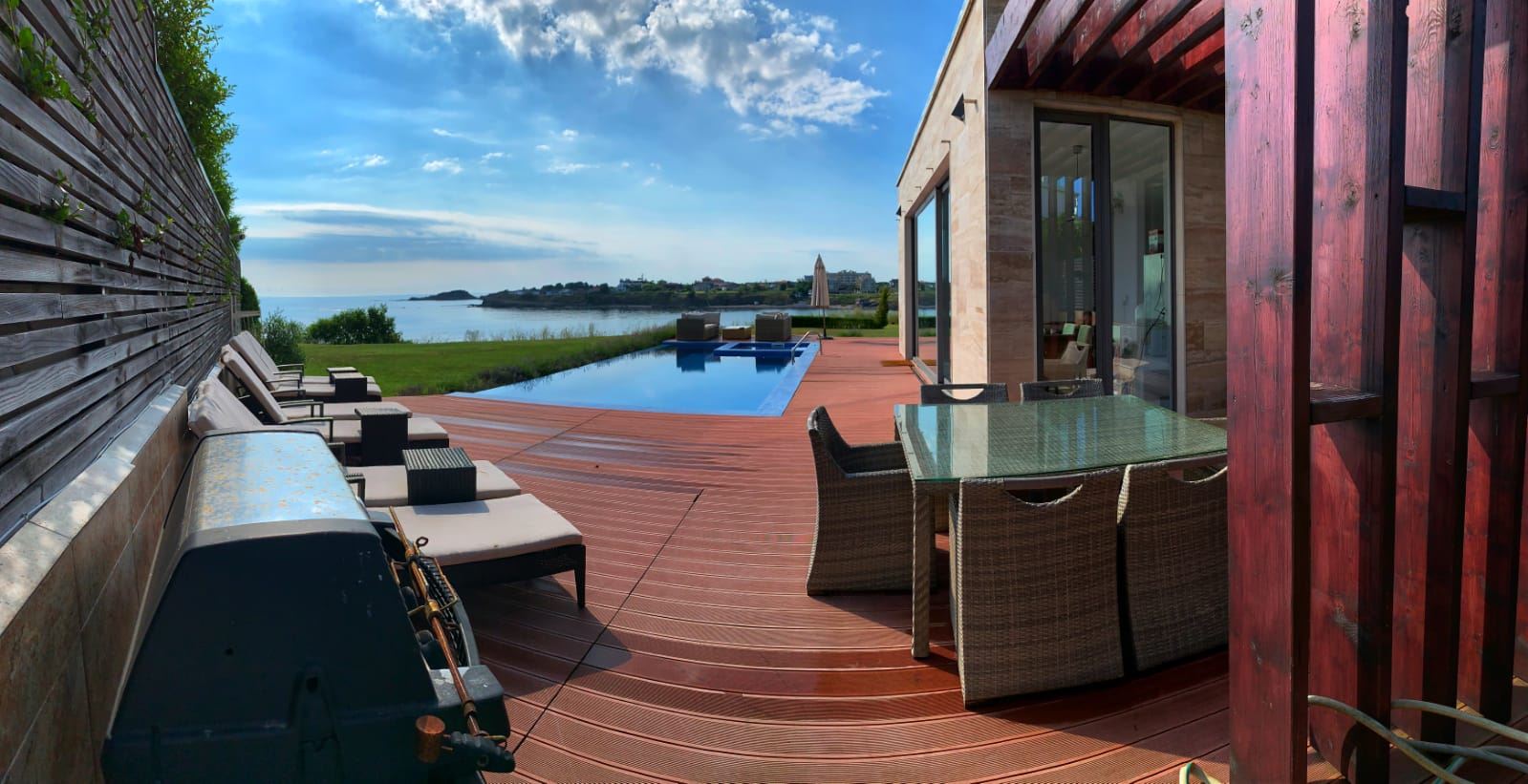 Уютный дом с бассейном на первой линии