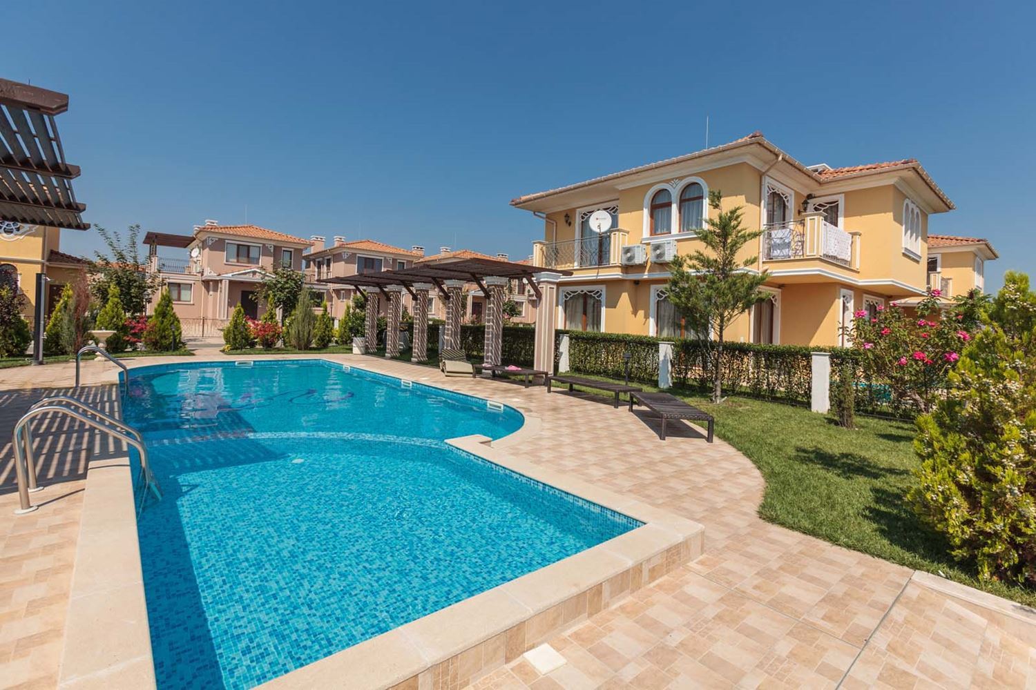 Роскошный двухэтажный дом в престижном комплексе в Поморие