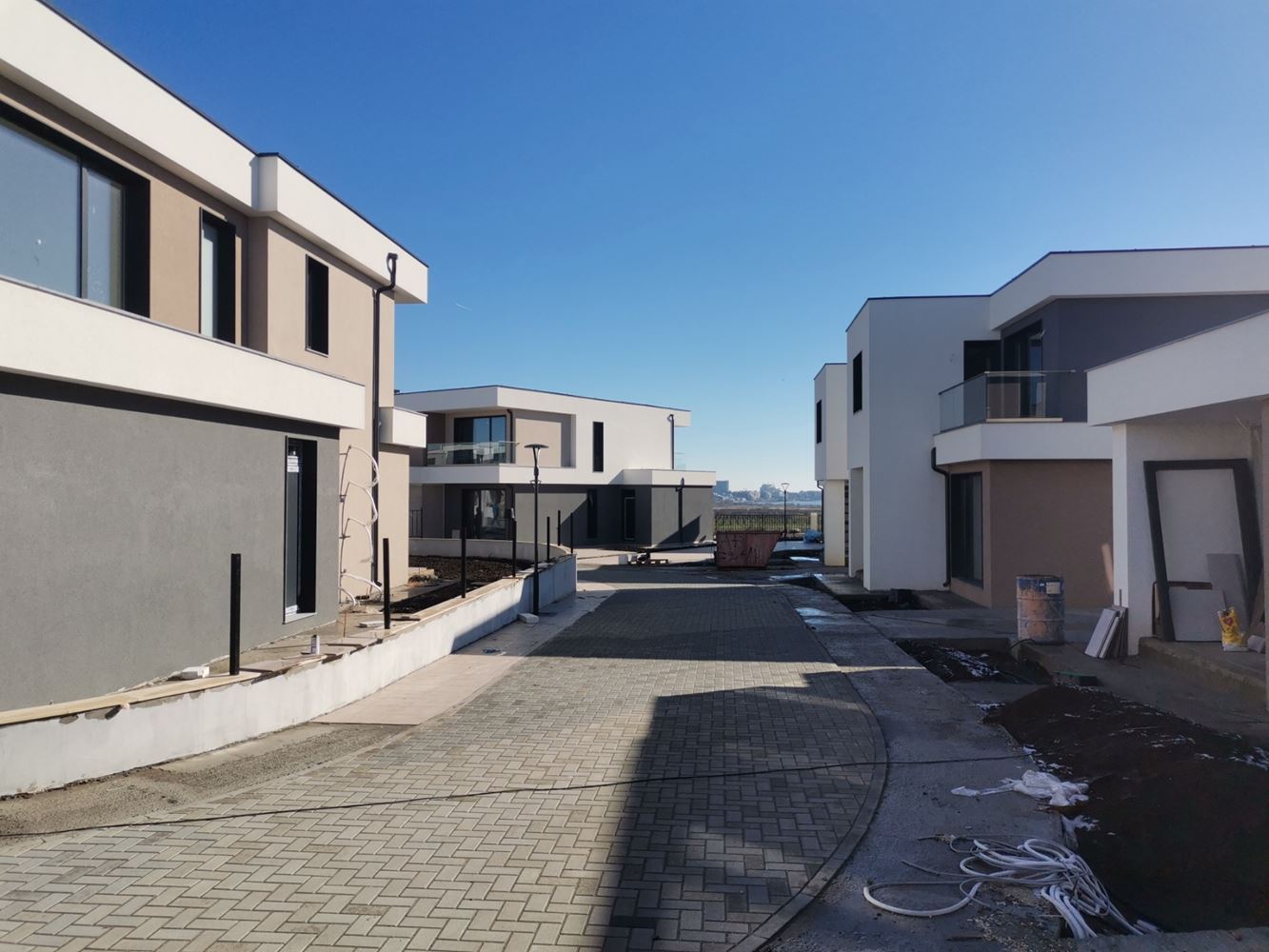 Современный двухэтажный дом в закрытом комплексе между Поморие и Сарафово – уют, безопасность и круглогодичный комфорт