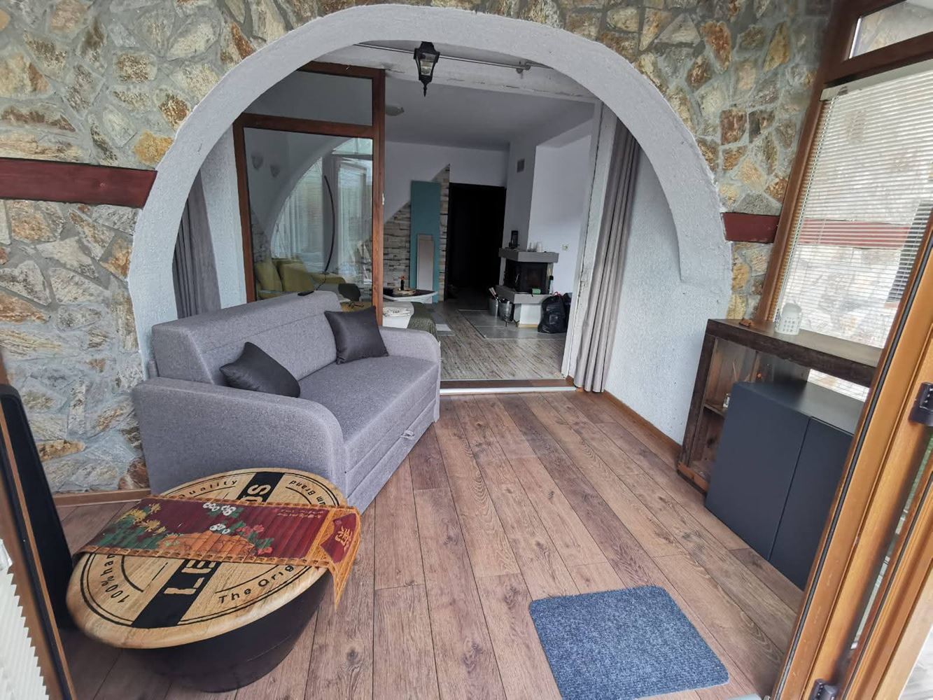 Двухэтажный отдельный дом в селе Горица – полностью обновлённый дом с двором и прекрасной верандой