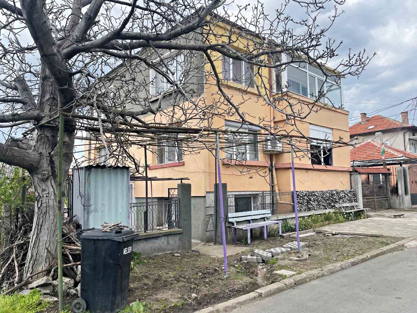 Самостоятельная часть дома с двором в Бургасе – Банево, простор, функциональность и отличное расположение рядом с минеральными банями