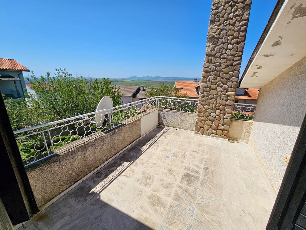 Просторный индивидуальный дом с панорамным видом в Кошарице