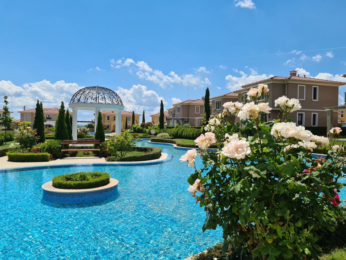  Двухэтажный дом с двумя спальнями и парковочным местом в современном закрытом комплексе с долгосрочным инвестиционным потенциалом