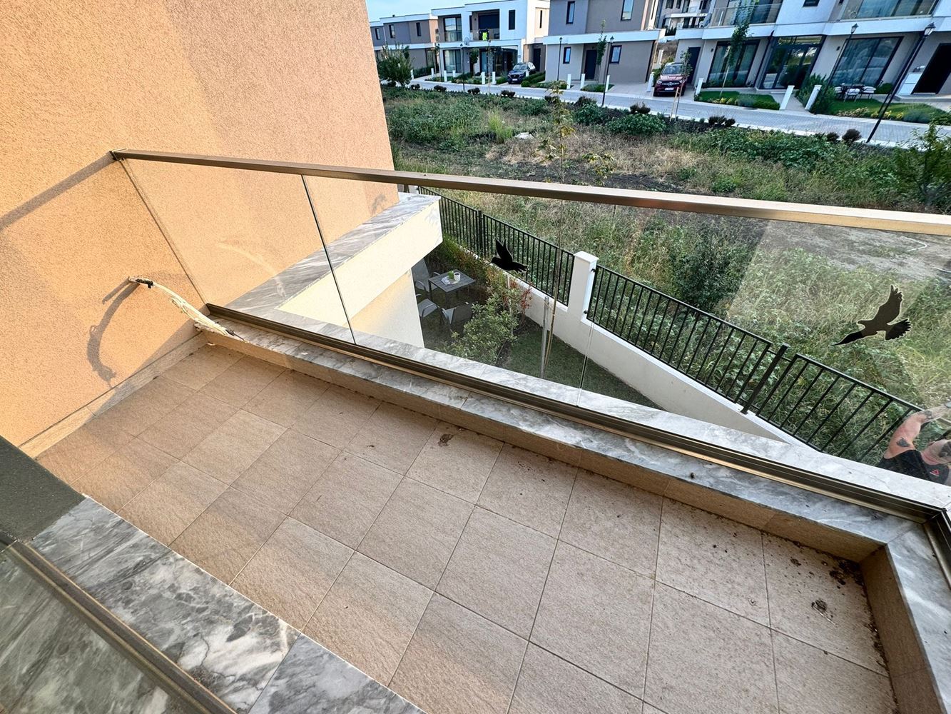 Современный двухэтажный дом с двором в роскошном комплексе между Поморие и Сарафово – стиль, пространство и природа