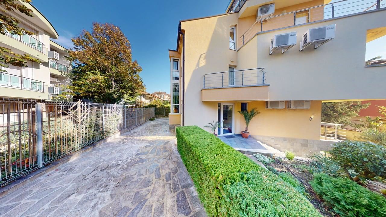 Панорамный четырёхэтажный дом с 8 спальнями и видом на море в к.к. Солнечный Берег – без таксы за обслуживание