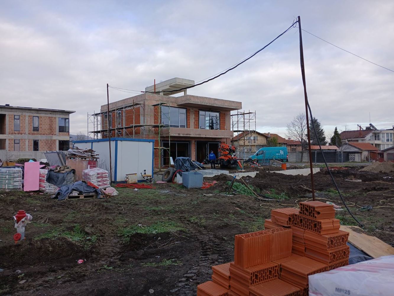 Современный дом с пятью комнатами и двором 400 м², тремя спальнями и без обслуживания в Ветрене, Бургас