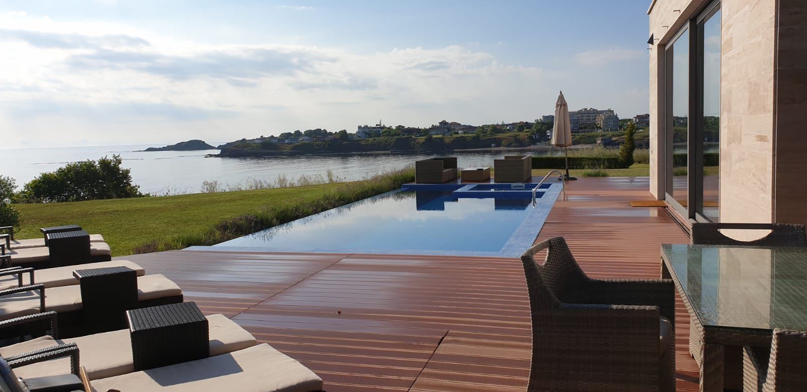 Уютный дом с бассейном на первой линии