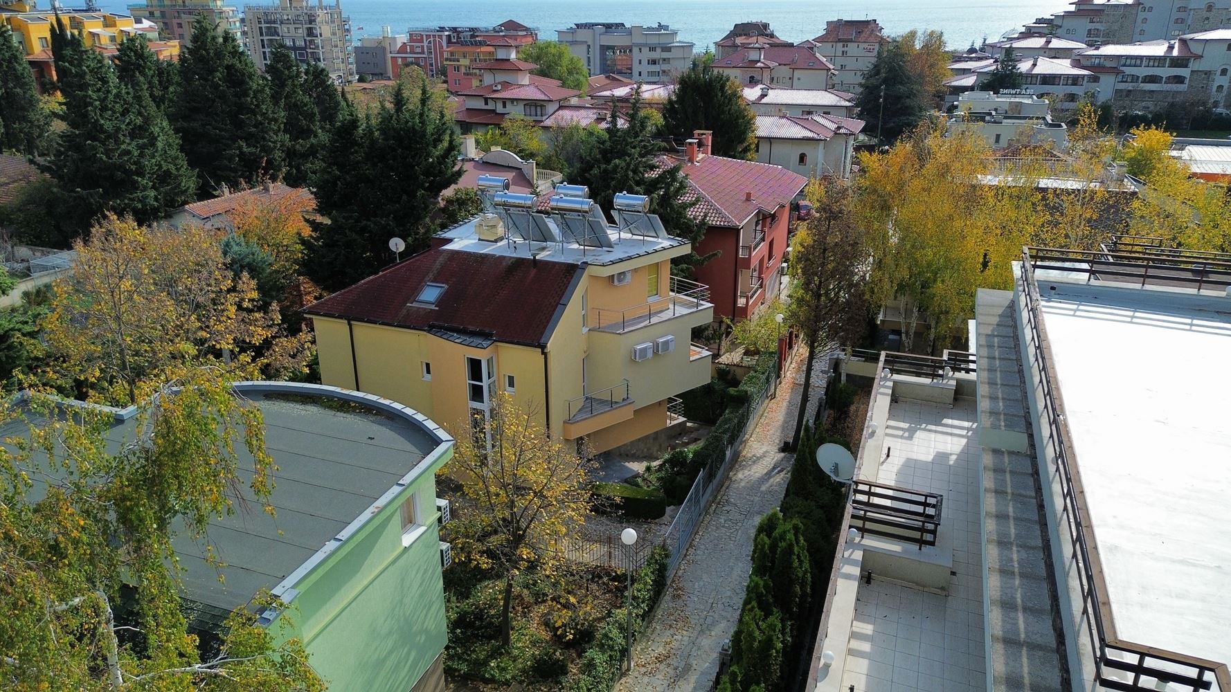 Панорамный четырёхэтажный дом с 8 спальнями и видом на море в к.к. Солнечный Берег – без таксы за обслуживание