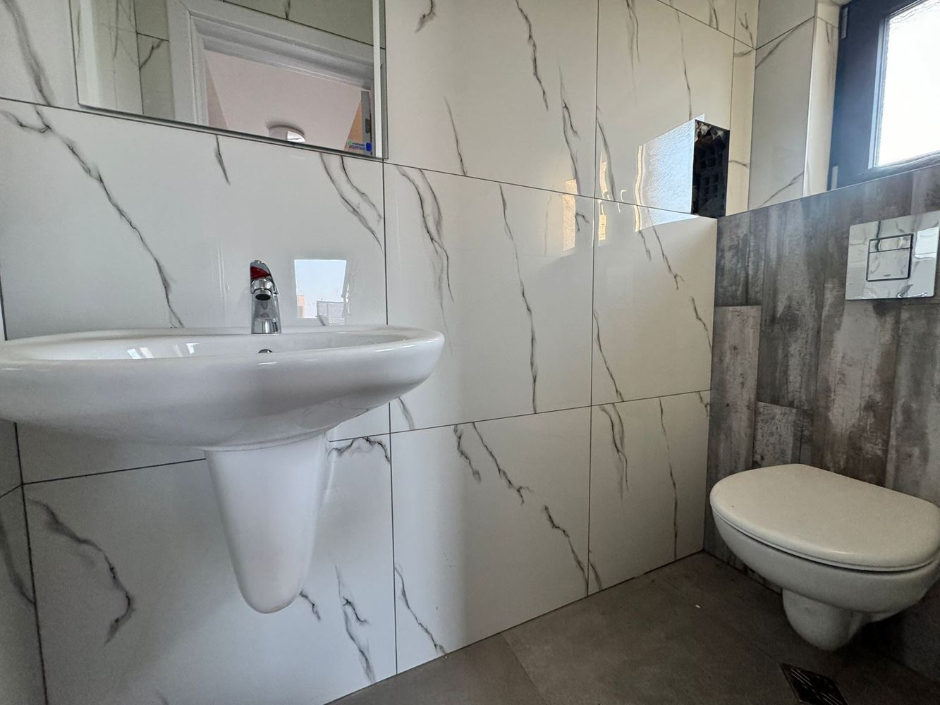 Современный двухэтажный дом с двором в роскошном комплексе между Поморие и Сарафово – стиль, пространство и природа