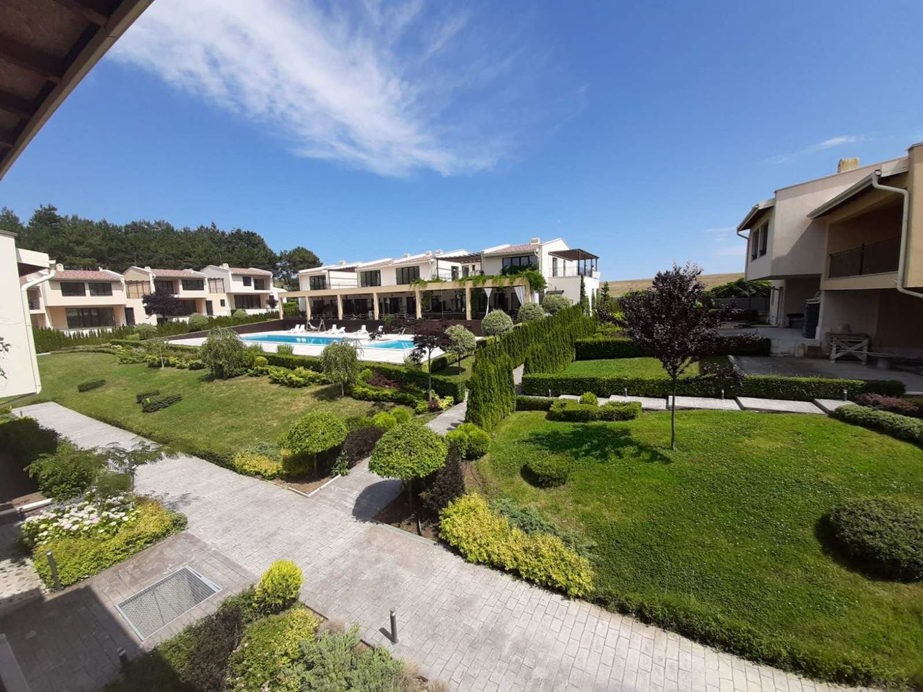 Двухэтажный новый дом в исключительном месте на первой линии моря