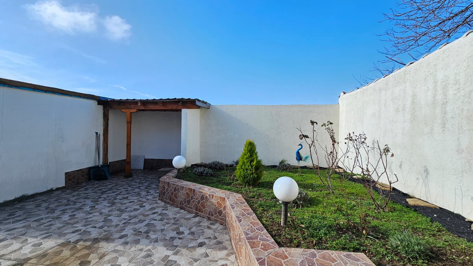 Исключительный одноэтажный дом с просторным двором в спокойной деревне Кошарица