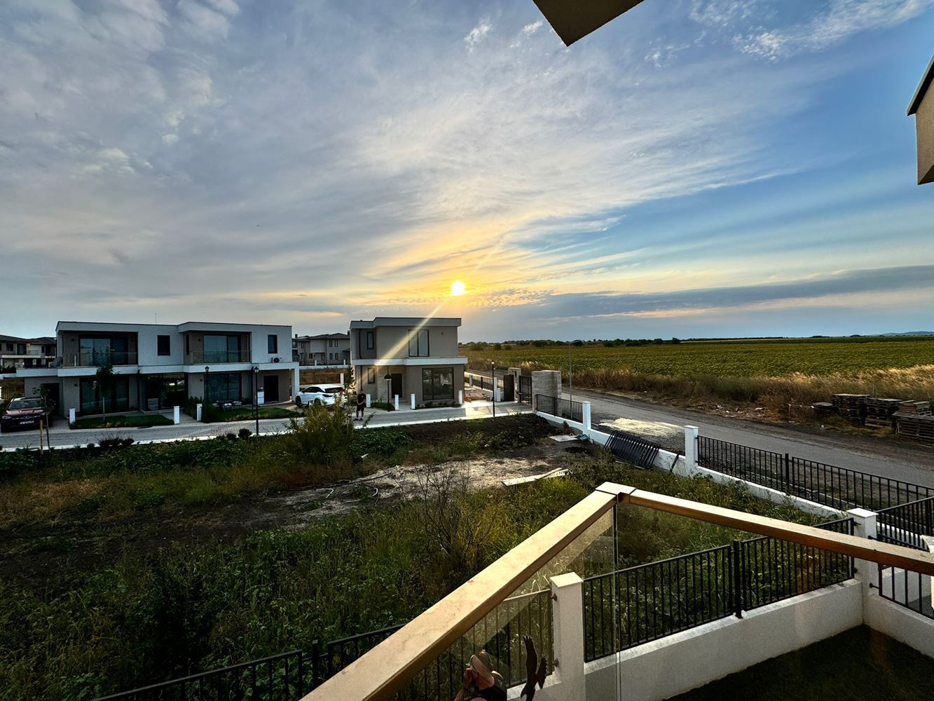 Современный двухэтажный дом с двором в роскошном комплексе между Поморие и Сарафово – стиль, пространство и природа