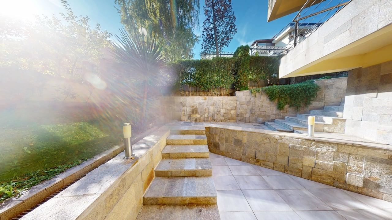 Панорамный четырёхэтажный дом с 8 спальнями и видом на море в к.к. Солнечный Берег – без таксы за обслуживание