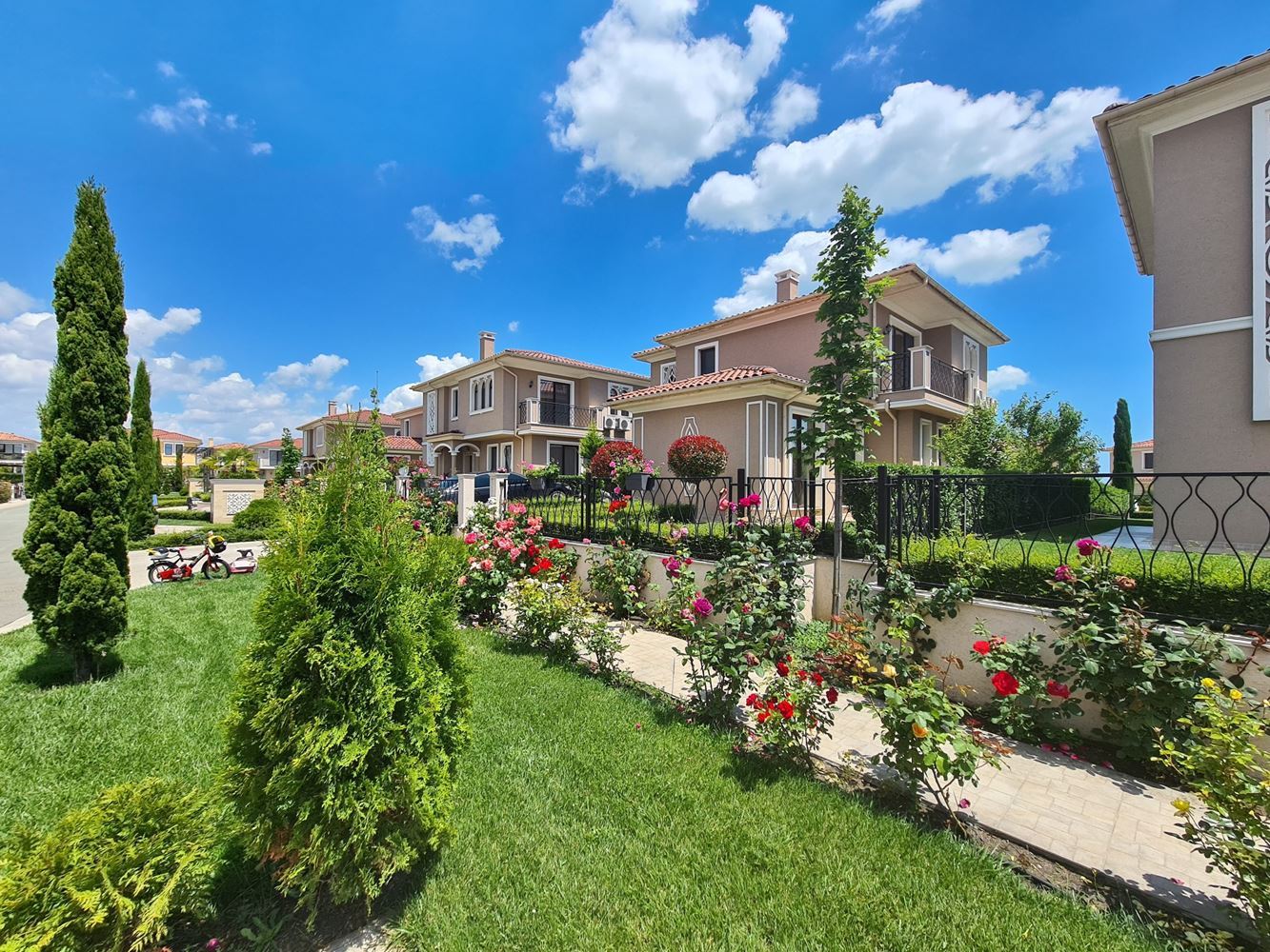  Двухэтажный дом с двумя спальнями и парковочным местом в современном закрытом комплексе с долгосрочным инвестиционным потенциалом