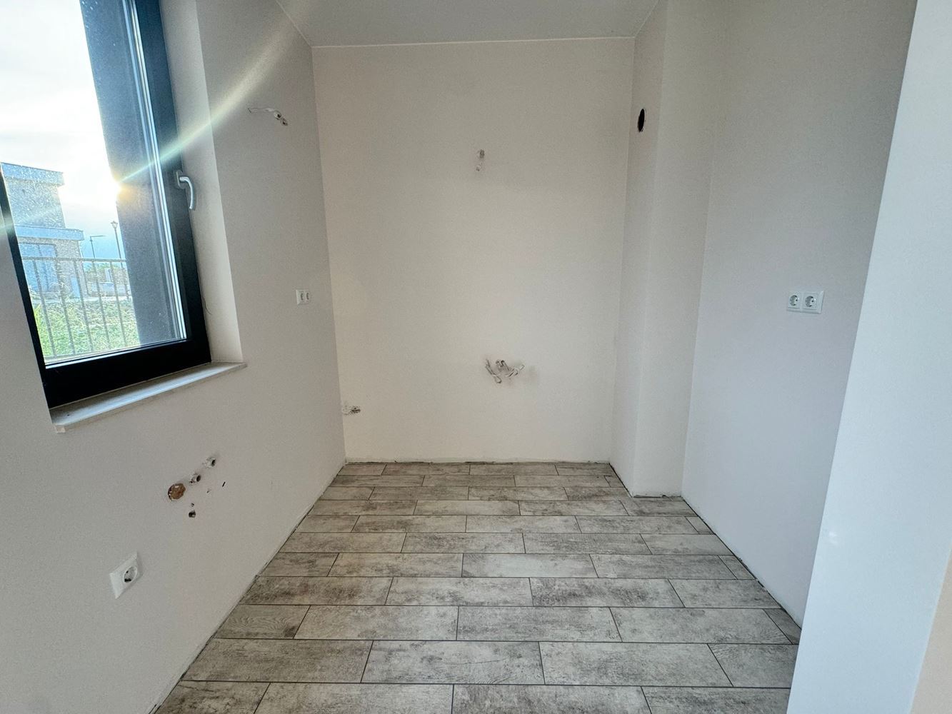 Современный двухэтажный дом с двором в роскошном комплексе между Поморие и Сарафово – стиль, пространство и природа