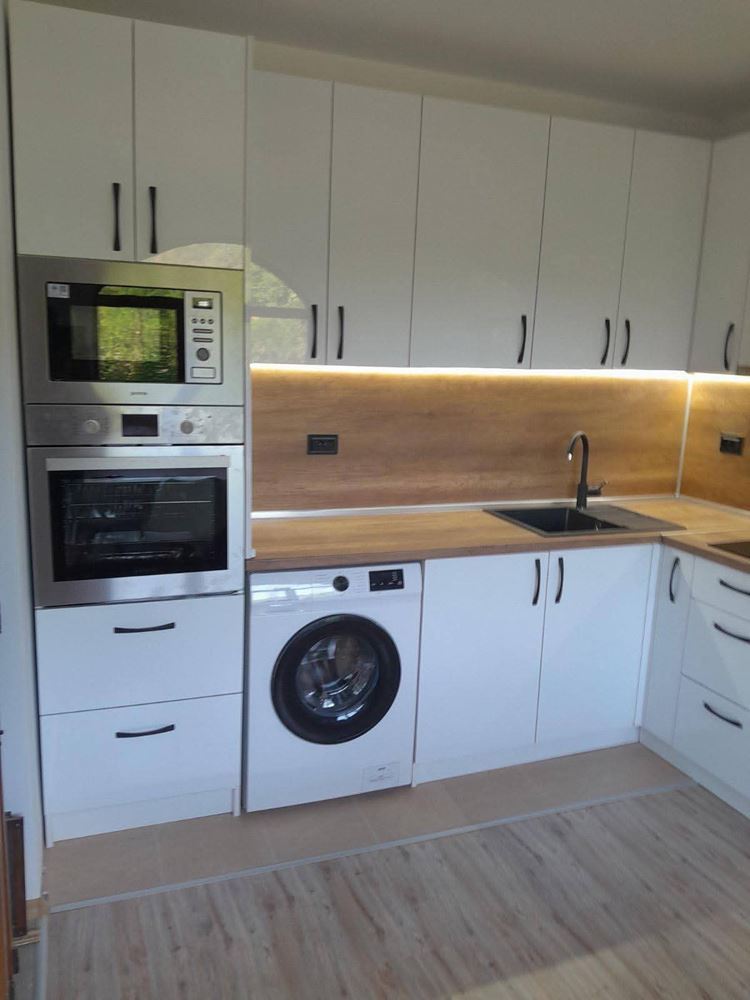 Двухэтажный отдельный дом в селе Горица – полностью обновлённый дом с двором и прекрасной верандой