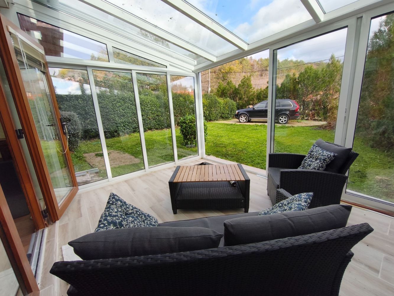 Двухэтажный отдельный дом в селе Горица – полностью обновлённый дом с двором и прекрасной верандой