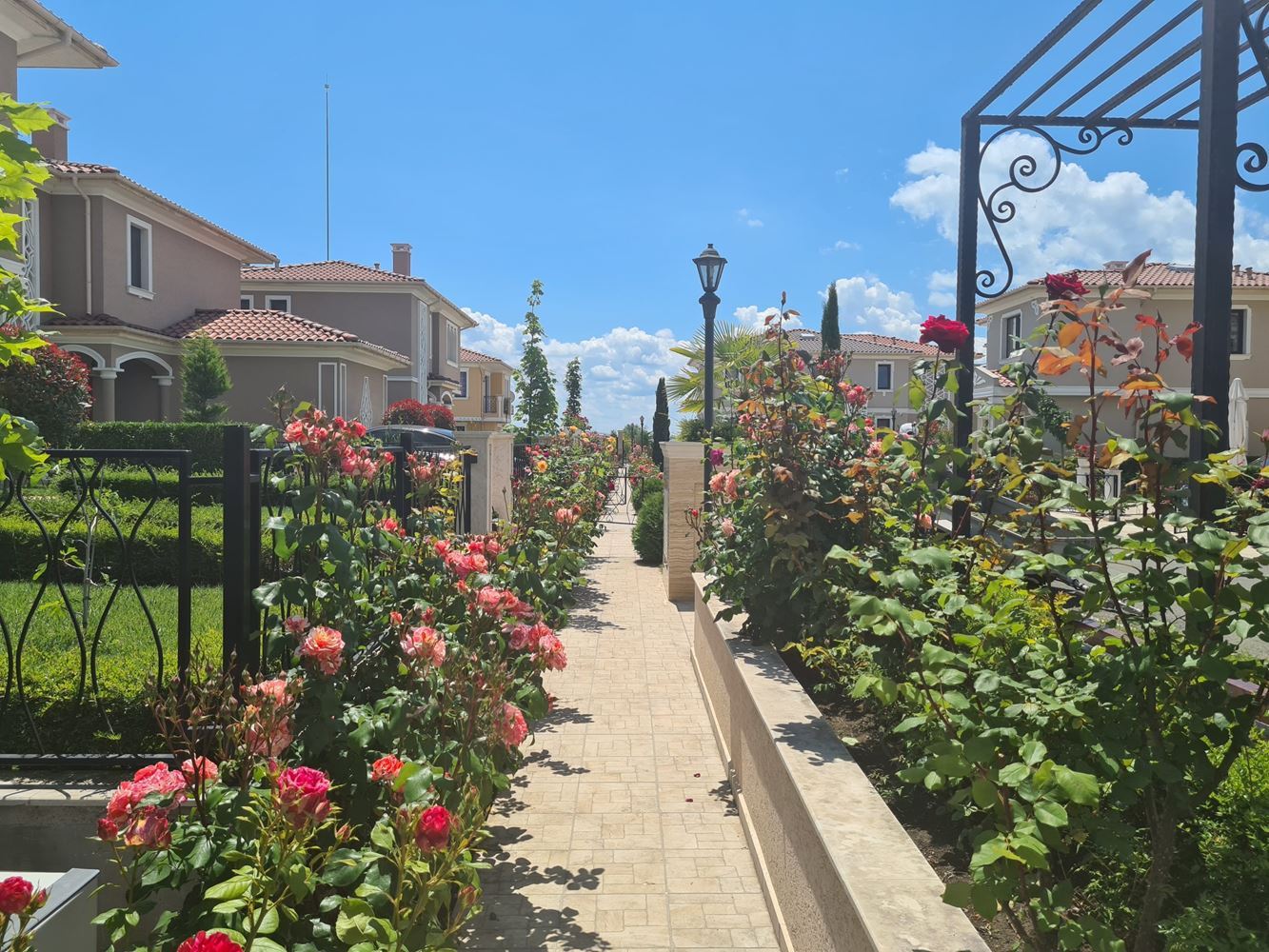 Роскошный дом с двумя парковочными местами в новом закрытом комплексе в Поморие – отличная инвестиция в дом вашей мечты