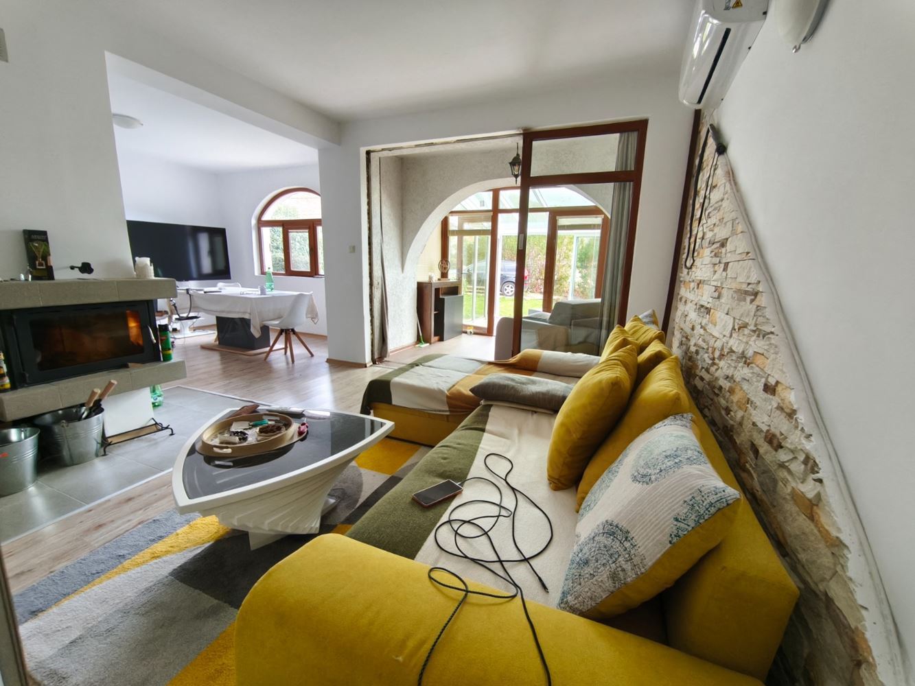 Двухэтажный отдельный дом в селе Горица – полностью обновлённый дом с двором и прекрасной верандой