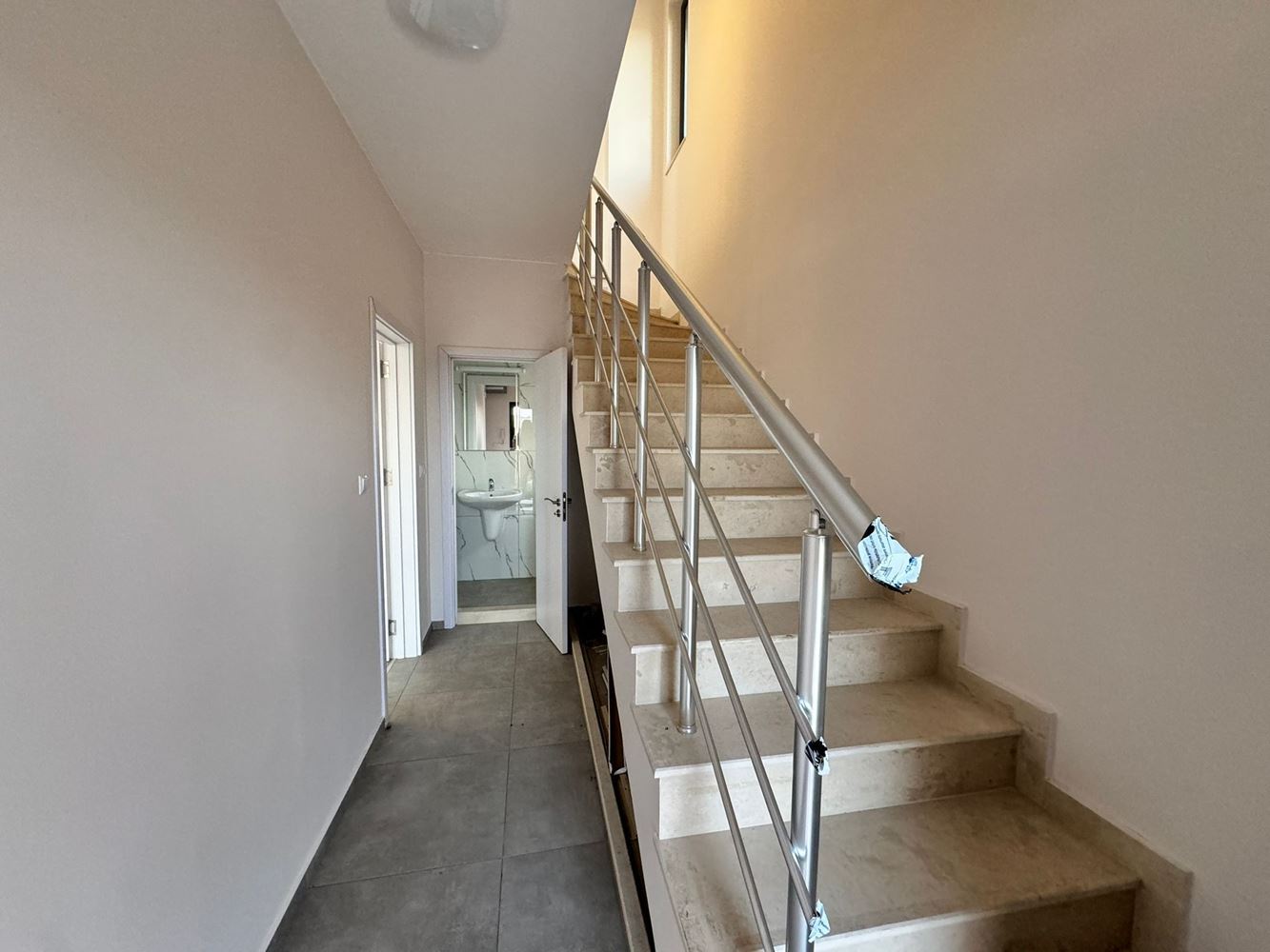 Современный двухэтажный дом с двором в роскошном комплексе между Поморие и Сарафово – стиль, пространство и природа